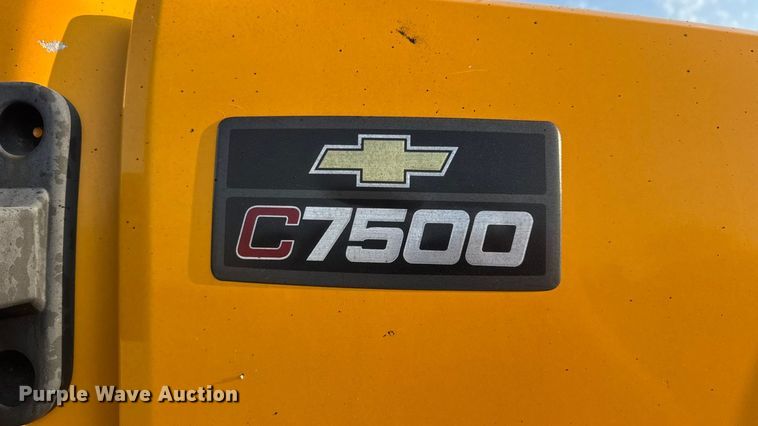 image for item DW6626 2004 Chevrolet C7500 oil distributor truck