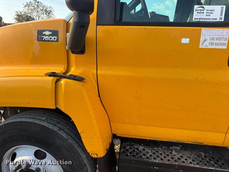 image for item DW6626 2004 Chevrolet C7500 oil distributor truck