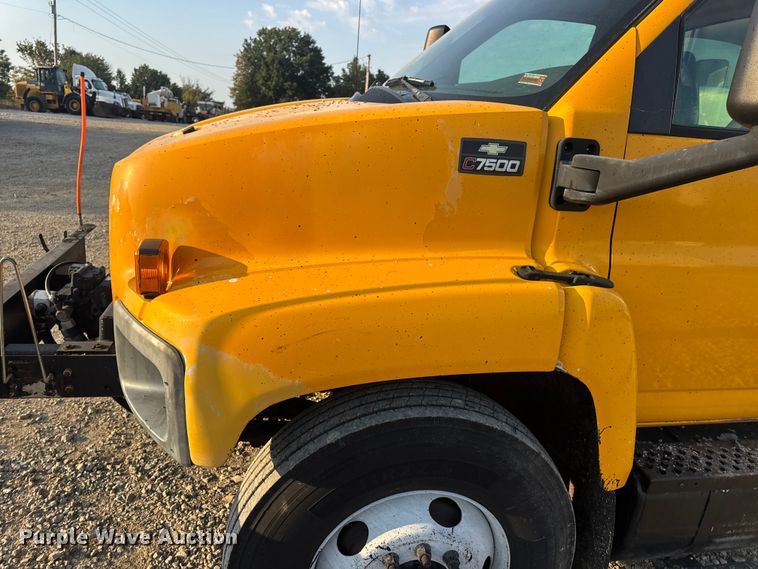 image for item DW6626 2004 Chevrolet C7500 oil distributor truck