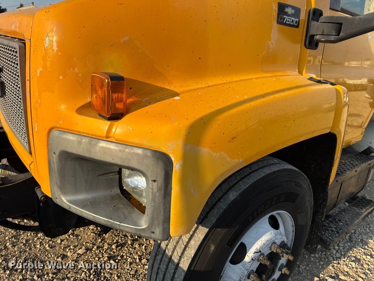 image for item DW6626 2004 Chevrolet C7500 oil distributor truck