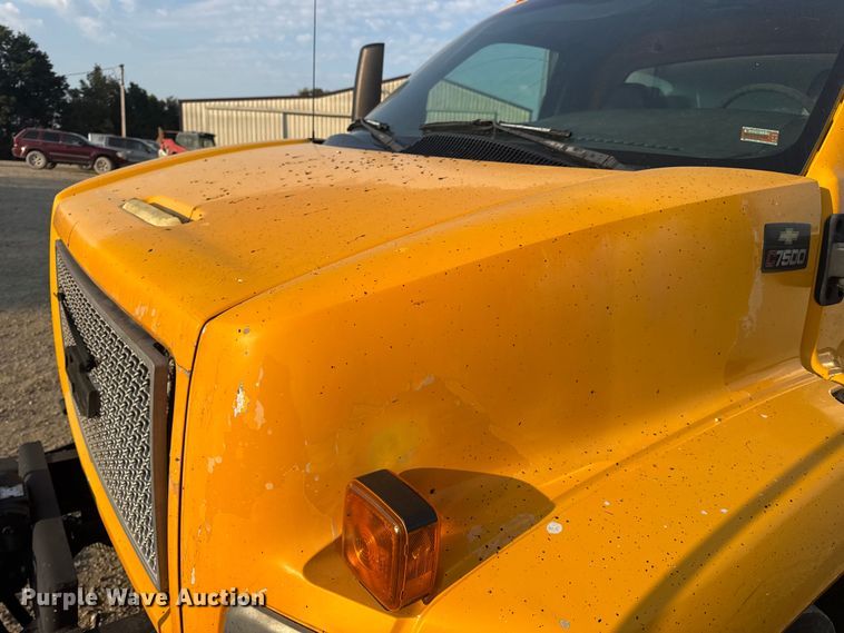 image for item DW6626 2004 Chevrolet C7500 oil distributor truck