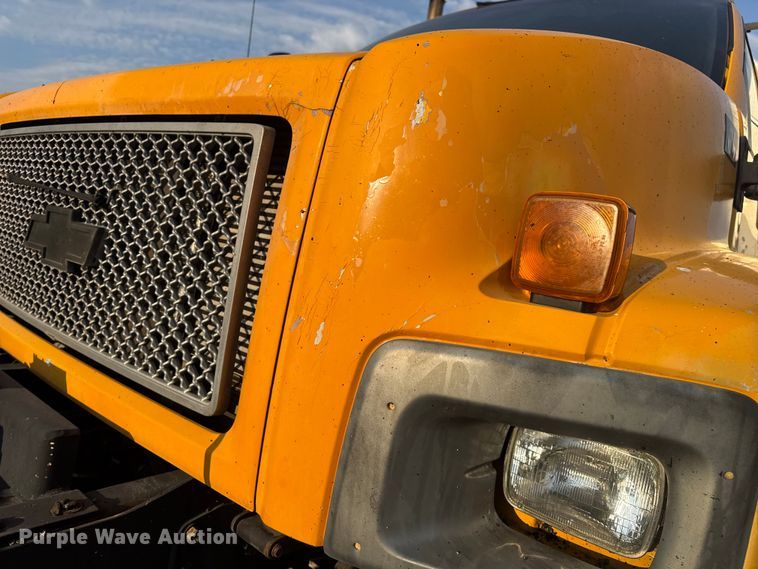 image for item DW6626 2004 Chevrolet C7500 oil distributor truck