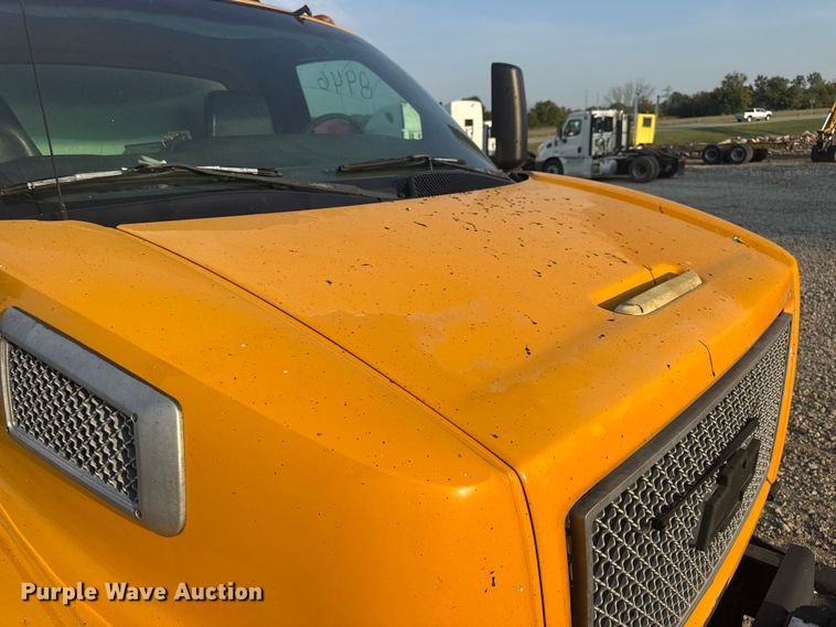 image for item DW6626 2004 Chevrolet C7500 oil distributor truck