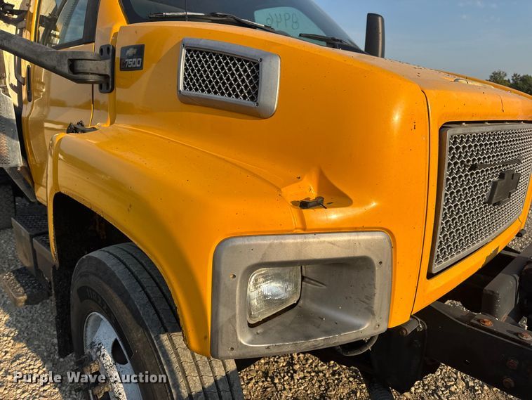 image for item DW6626 2004 Chevrolet C7500 oil distributor truck