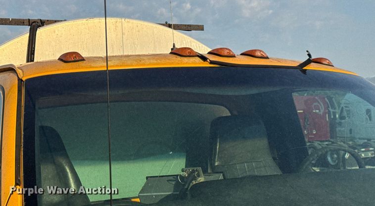 image for item DW6626 2004 Chevrolet C7500 oil distributor truck