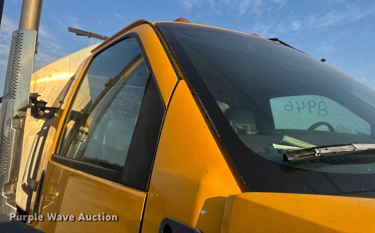 image for item DW6626 2004 Chevrolet C7500 oil distributor truck