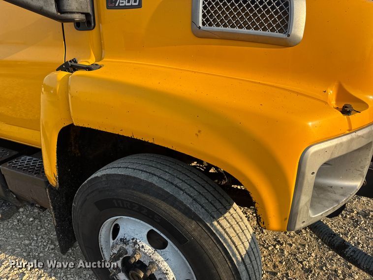 image for item DW6626 2004 Chevrolet C7500 oil distributor truck