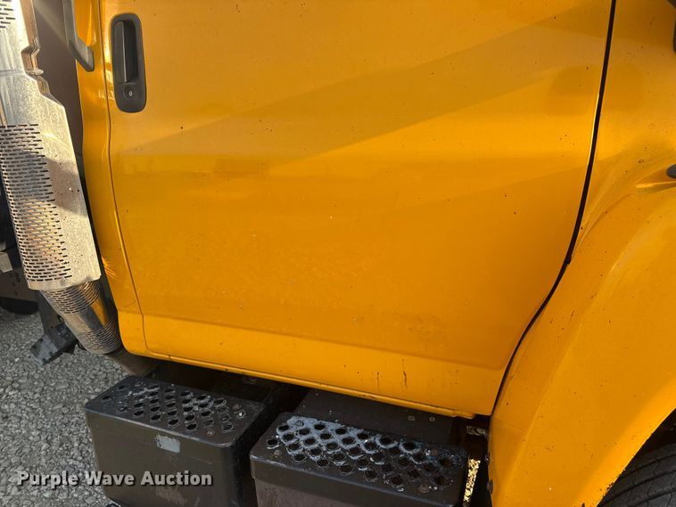 image for item DW6626 2004 Chevrolet C7500 oil distributor truck