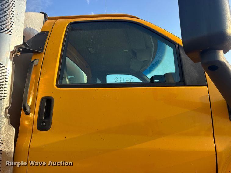 image for item DW6626 2004 Chevrolet C7500 oil distributor truck