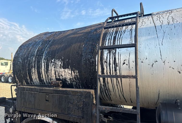 image for item DW6626 2004 Chevrolet C7500 oil distributor truck