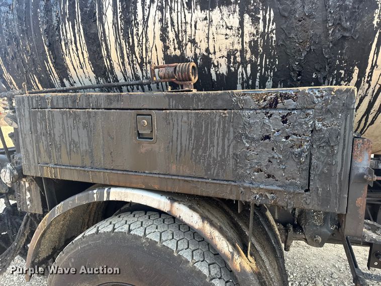 image for item DW6626 2004 Chevrolet C7500 oil distributor truck