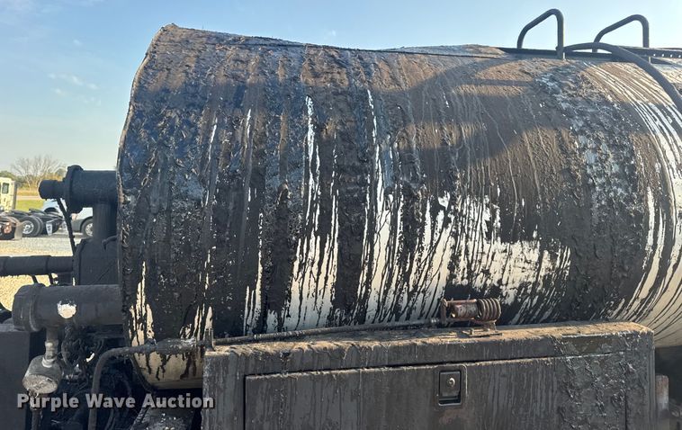 image for item DW6626 2004 Chevrolet C7500 oil distributor truck