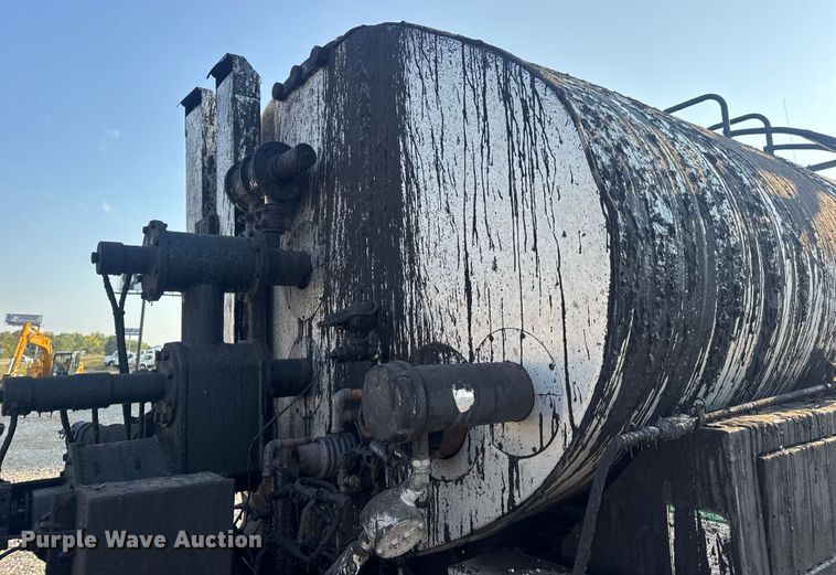 image for item DW6626 2004 Chevrolet C7500 oil distributor truck