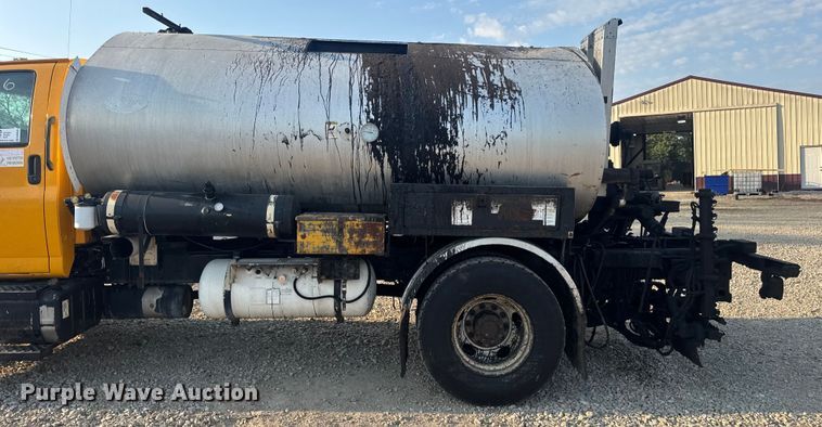 image for item DW6626 2004 Chevrolet C7500 oil distributor truck