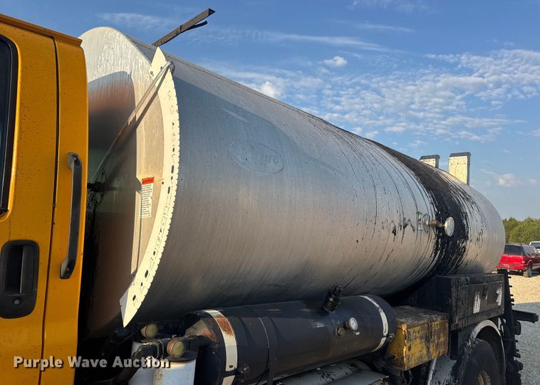 image for item DW6626 2004 Chevrolet C7500 oil distributor truck