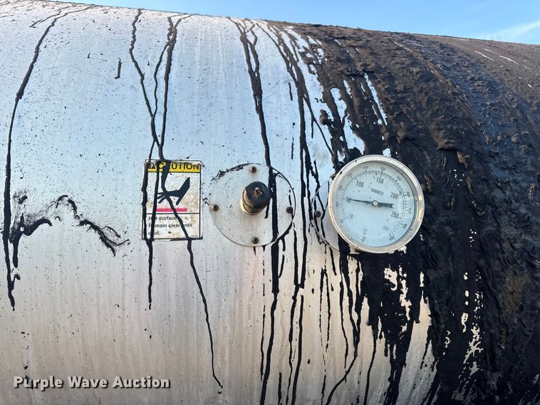 image for item DW6626 2004 Chevrolet C7500 oil distributor truck