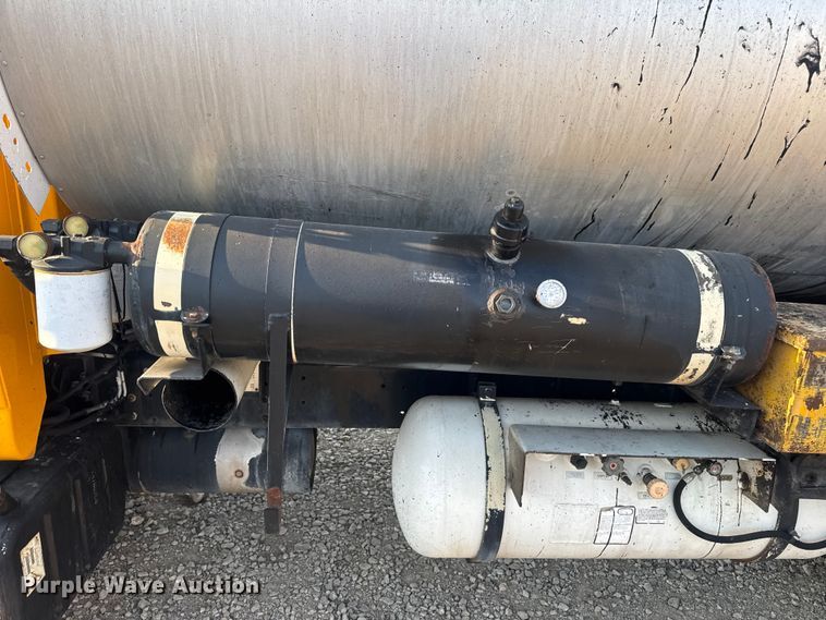 image for item DW6626 2004 Chevrolet C7500 oil distributor truck