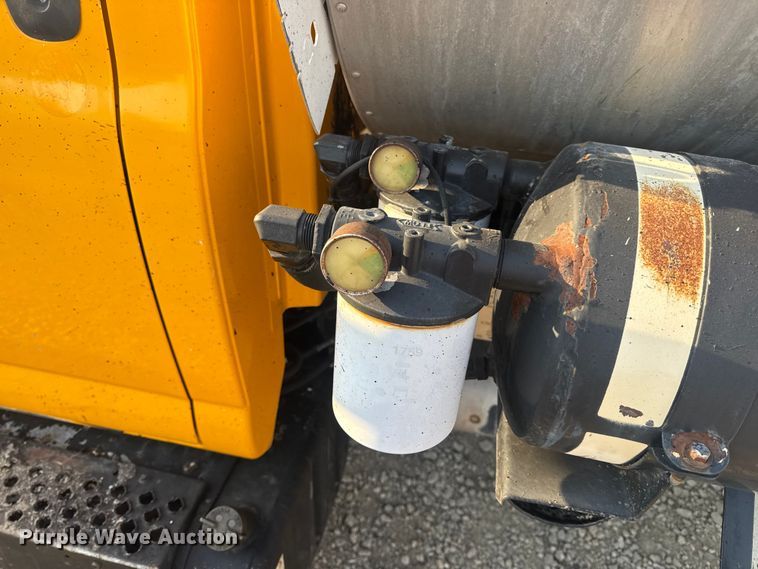 image for item DW6626 2004 Chevrolet C7500 oil distributor truck