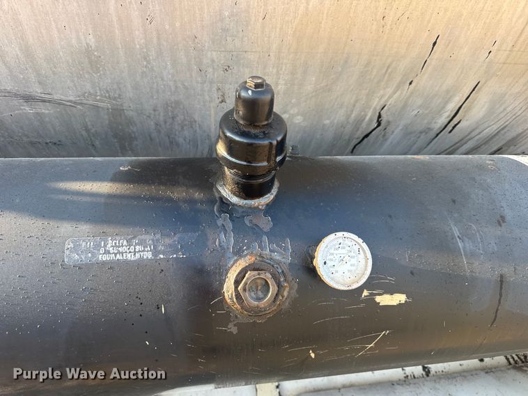 image for item DW6626 2004 Chevrolet C7500 oil distributor truck