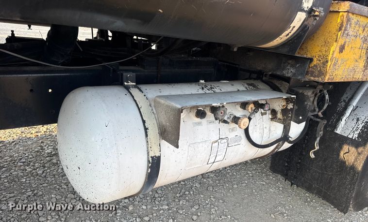 image for item DW6626 2004 Chevrolet C7500 oil distributor truck