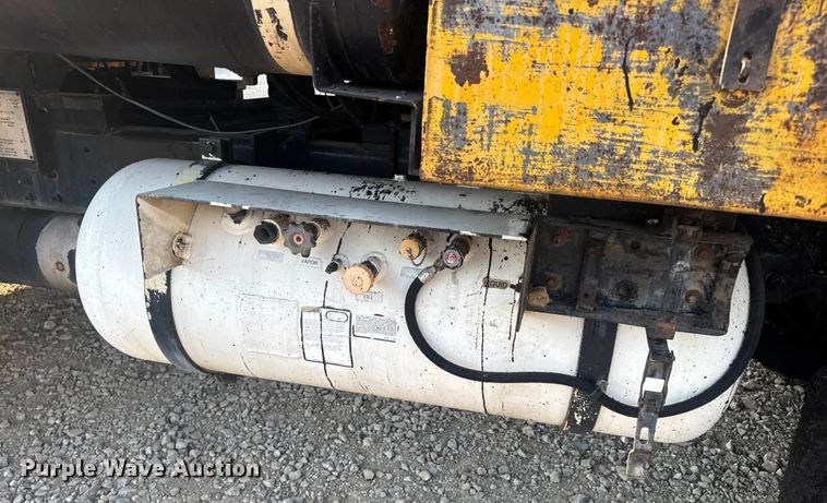 image for item DW6626 2004 Chevrolet C7500 oil distributor truck