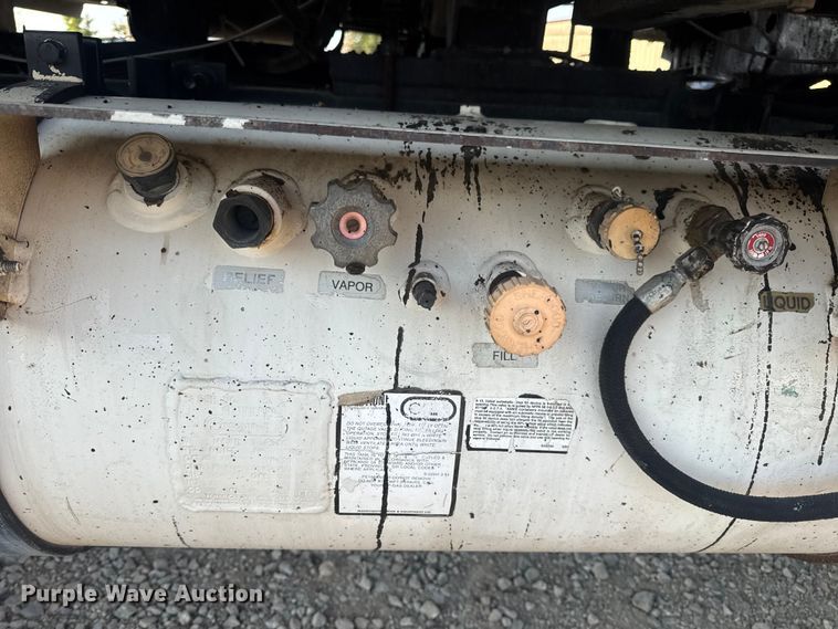 image for item DW6626 2004 Chevrolet C7500 oil distributor truck