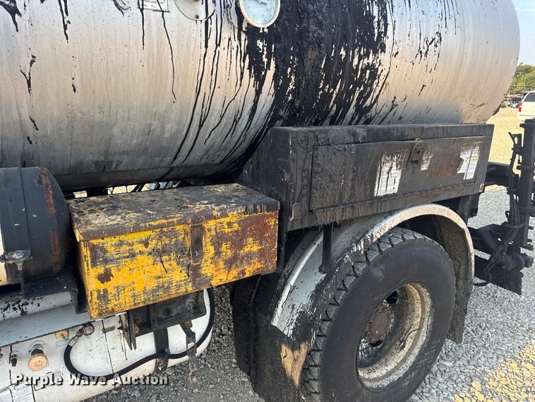 image for item DW6626 2004 Chevrolet C7500 oil distributor truck