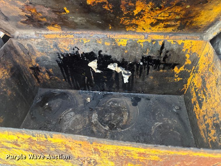 image for item DW6626 2004 Chevrolet C7500 oil distributor truck