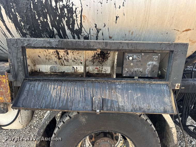 image for item DW6626 2004 Chevrolet C7500 oil distributor truck