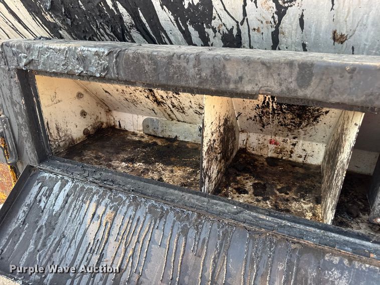 image for item DW6626 2004 Chevrolet C7500 oil distributor truck