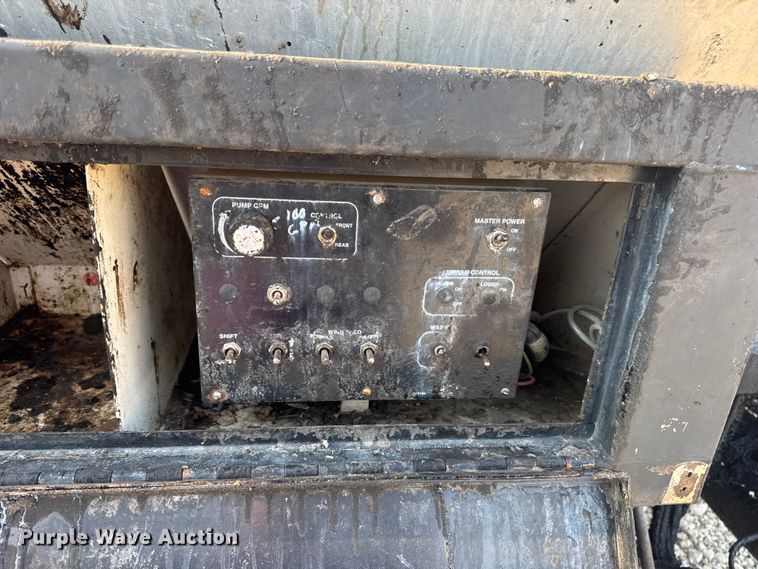 image for item DW6626 2004 Chevrolet C7500 oil distributor truck