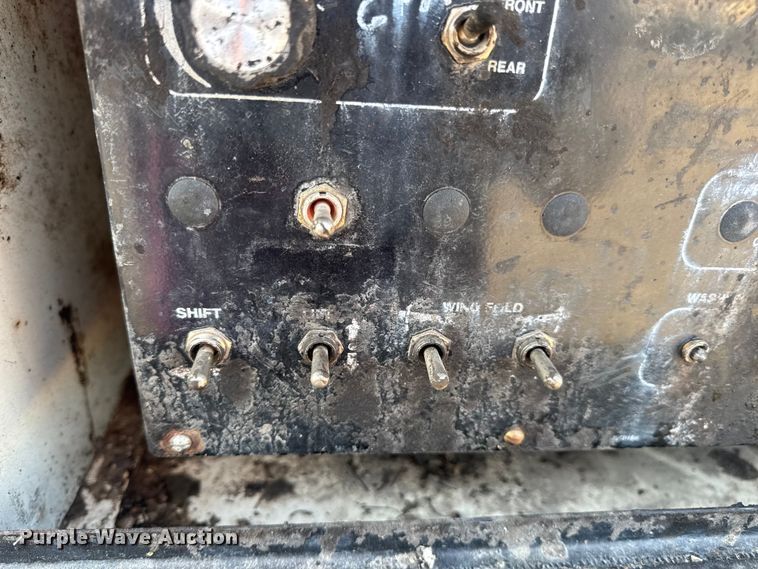 image for item DW6626 2004 Chevrolet C7500 oil distributor truck