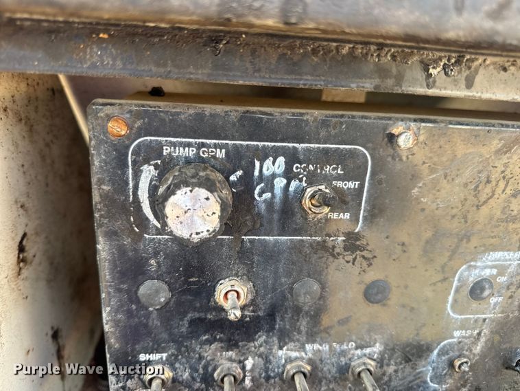 image for item DW6626 2004 Chevrolet C7500 oil distributor truck