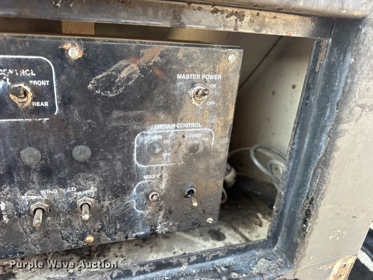 image for item DW6626 2004 Chevrolet C7500 oil distributor truck