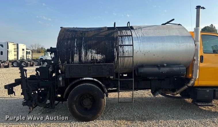 image for item DW6626 2004 Chevrolet C7500 oil distributor truck