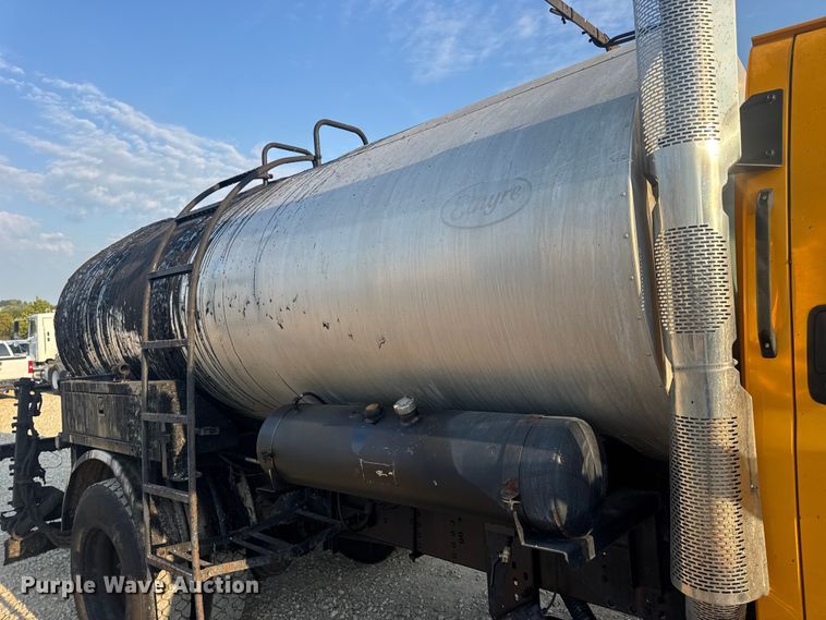 image for item DW6626 2004 Chevrolet C7500 oil distributor truck