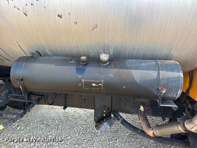 image for item DW6626 2004 Chevrolet C7500 oil distributor truck