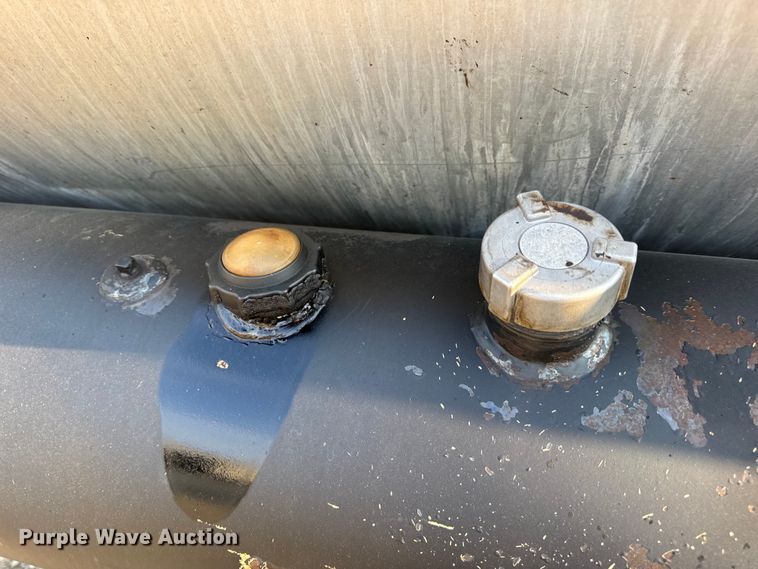 image for item DW6626 2004 Chevrolet C7500 oil distributor truck