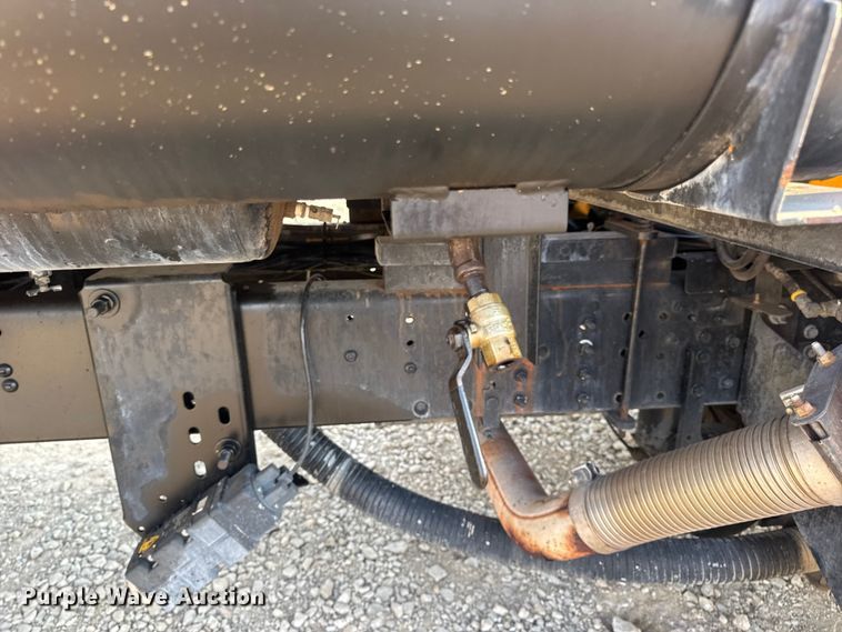 image for item DW6626 2004 Chevrolet C7500 oil distributor truck