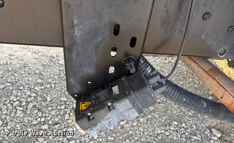 image for item DW6626 2004 Chevrolet C7500 oil distributor truck