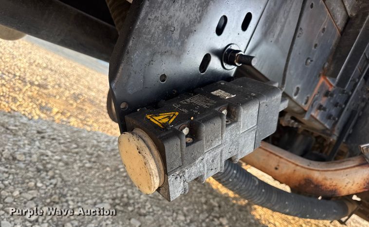 image for item DW6626 2004 Chevrolet C7500 oil distributor truck