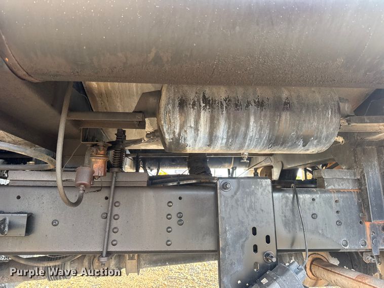 image for item DW6626 2004 Chevrolet C7500 oil distributor truck