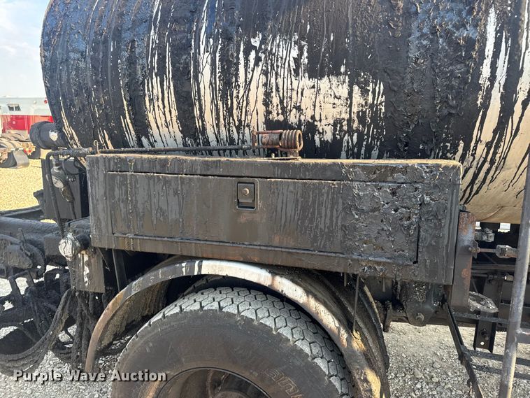 image for item DW6626 2004 Chevrolet C7500 oil distributor truck