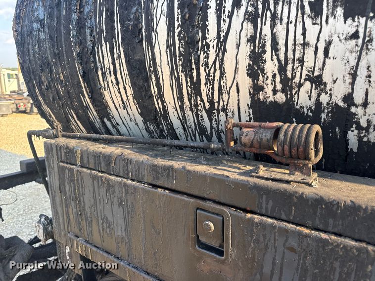 image for item DW6626 2004 Chevrolet C7500 oil distributor truck