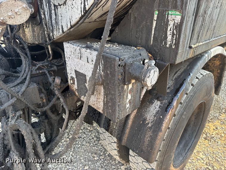 image for item DW6626 2004 Chevrolet C7500 oil distributor truck