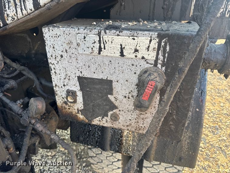 image for item DW6626 2004 Chevrolet C7500 oil distributor truck