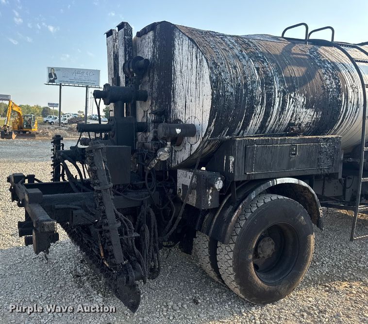 image for item DW6626 2004 Chevrolet C7500 oil distributor truck