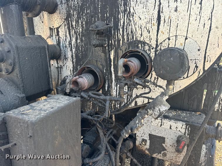 image for item DW6626 2004 Chevrolet C7500 oil distributor truck