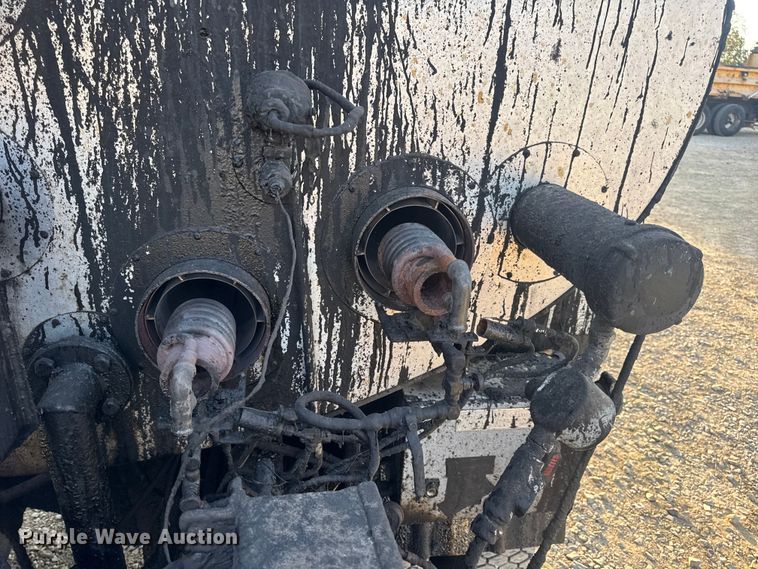 image for item DW6626 2004 Chevrolet C7500 oil distributor truck