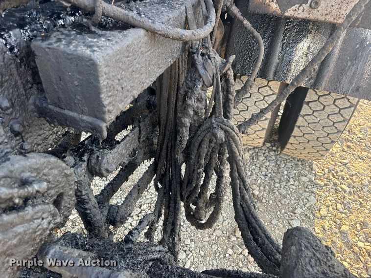 image for item DW6626 2004 Chevrolet C7500 oil distributor truck